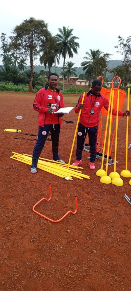 Deux membres du staff BSA préparent le matériel d'entraînement sur le terrain